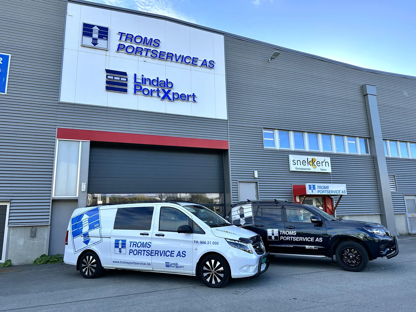 Troms Portservice sitt bygg i Terminalgata med firmabiler foran